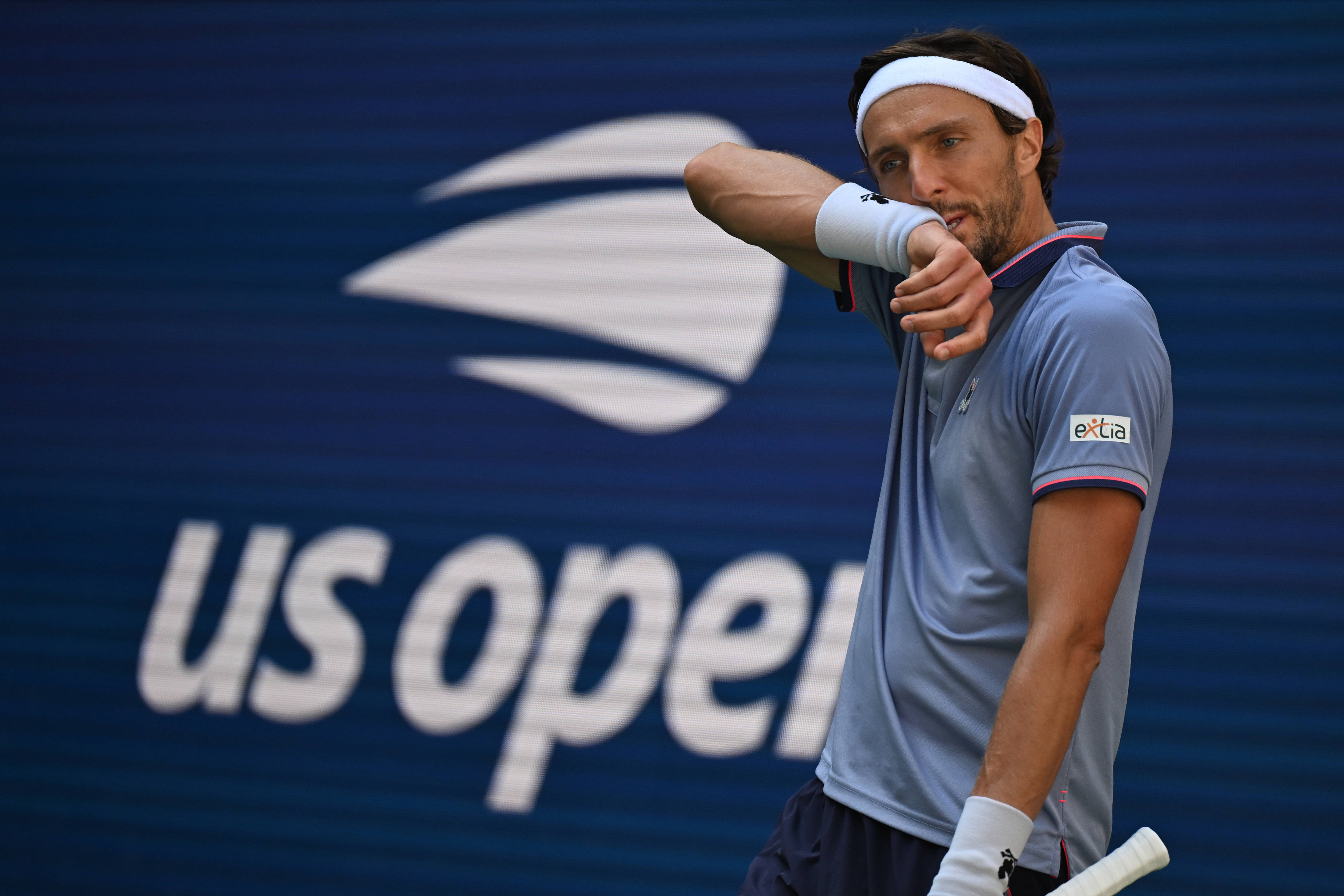 法网险胜美网，阿尔卡拉斯点燃赛场