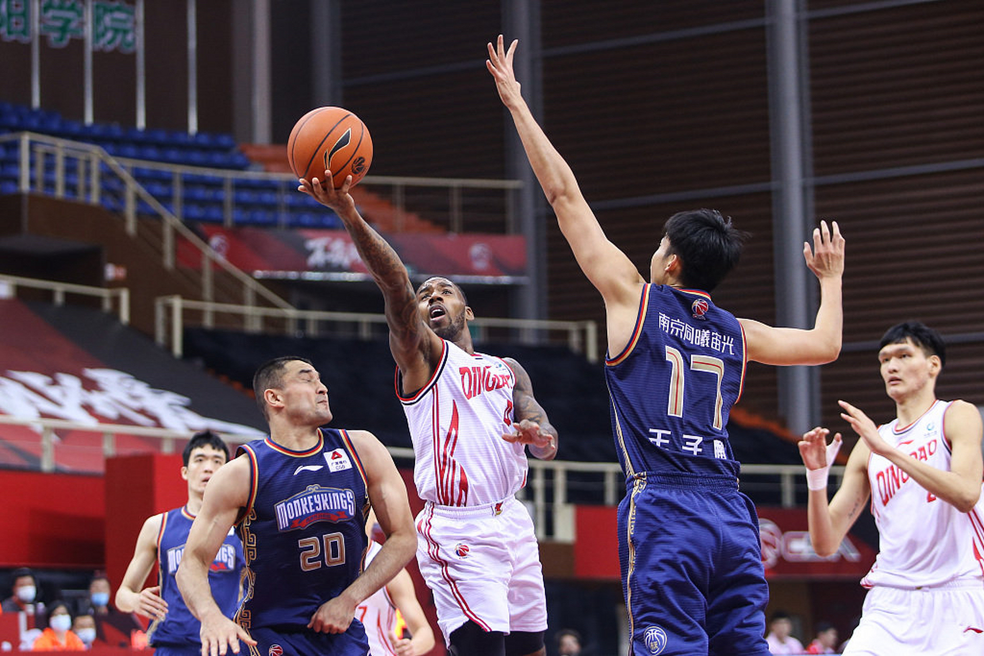 广州队鏖战青岛队,字母哥点燃赛场 广州队鏖战青岛队,字母哥点燃赛场