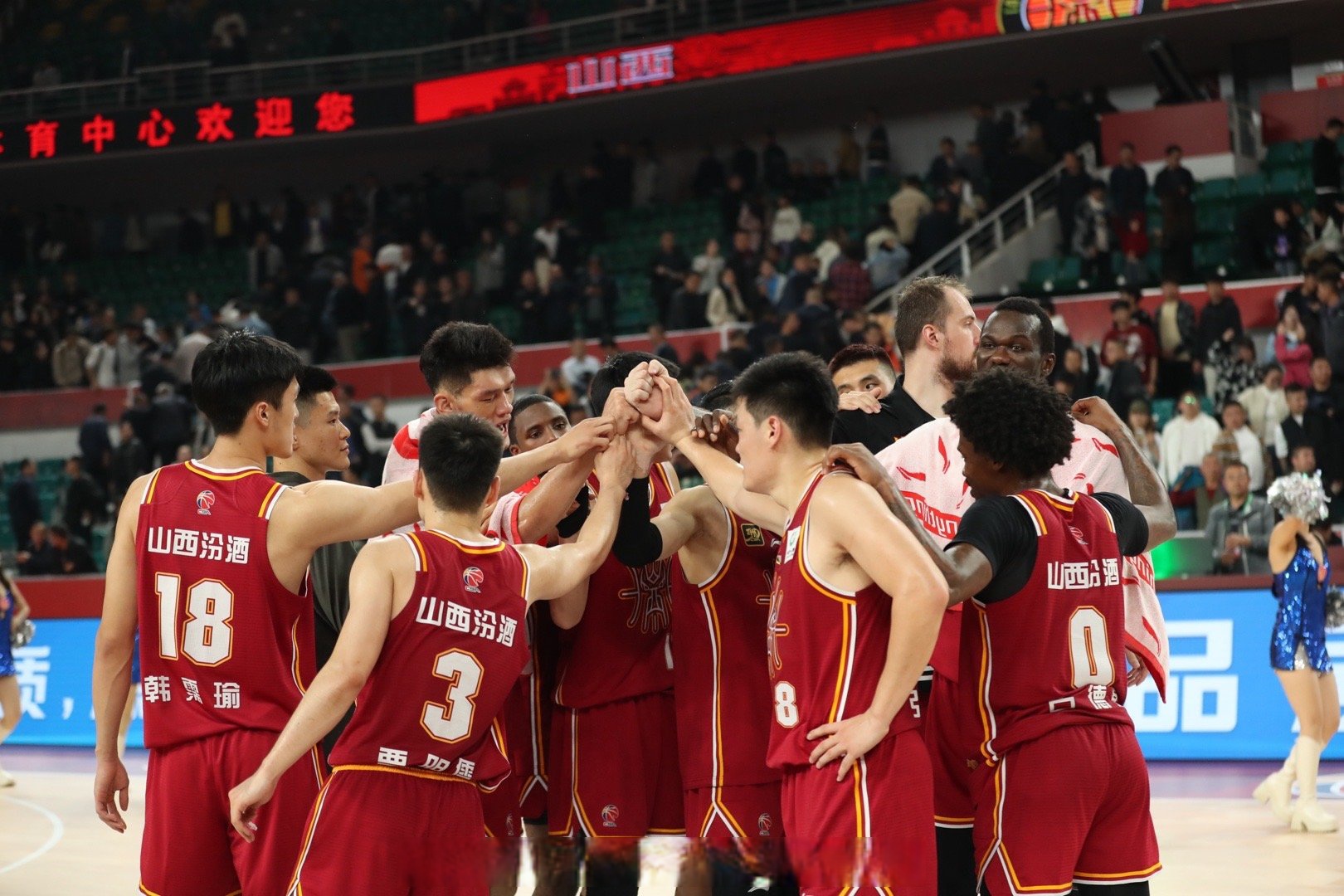 顶尖球星齐聚一堂,篮球比赛蓄势待发 顶尖球星齐聚一堂,篮球比赛蓄势待发