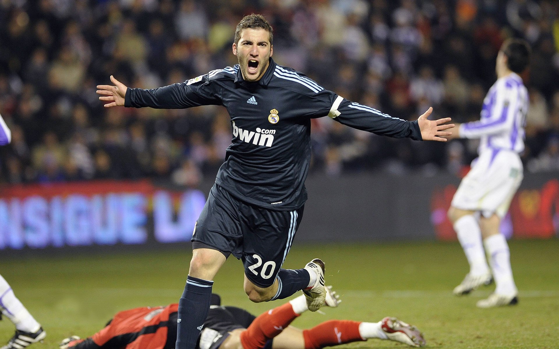 欧冠淘汰赛之夜，本泽马存在感拉满