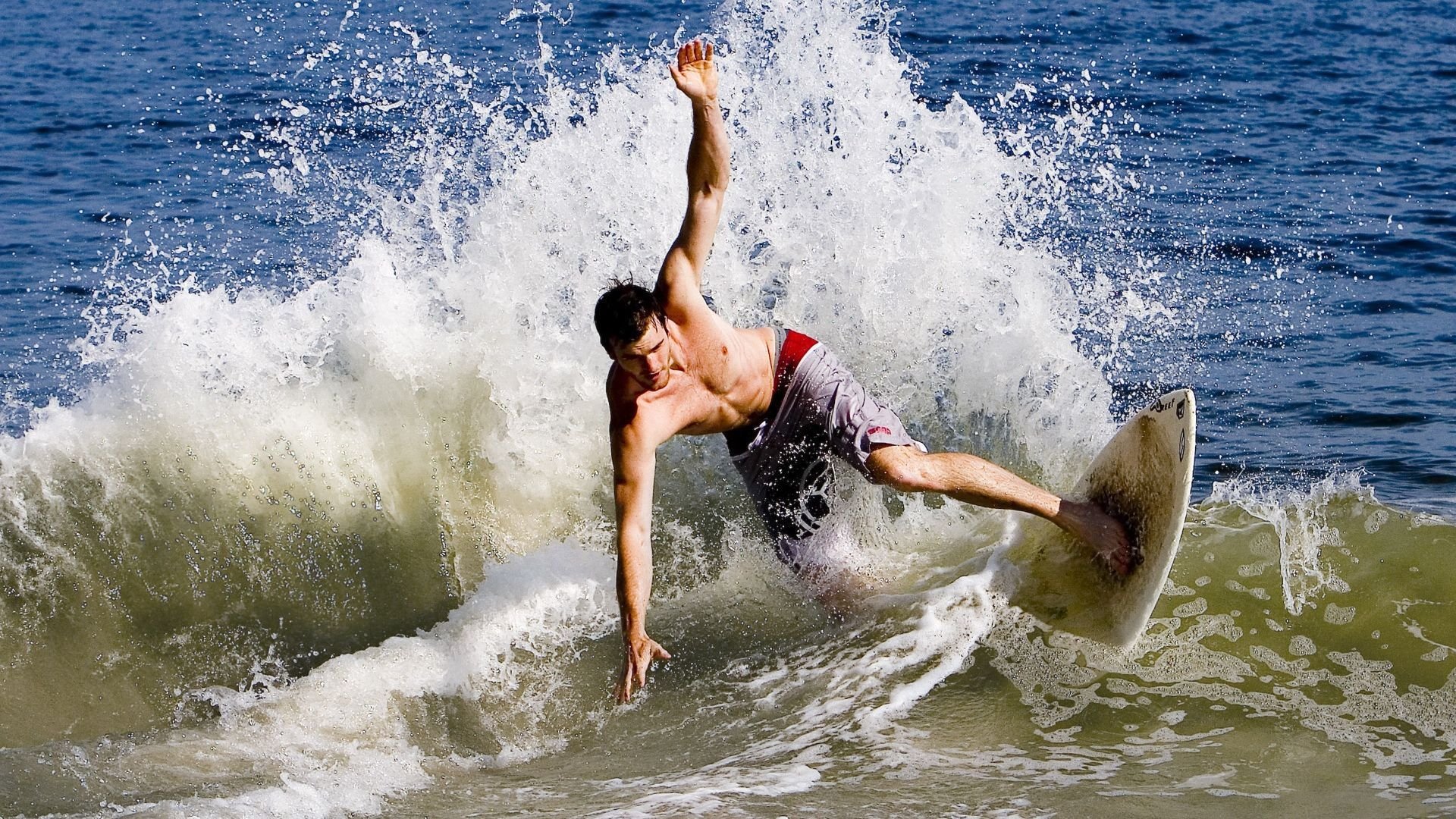 双线传奇，贝蒂斯一波流震撼非洲，孔德德甲争冠夜独舞定乾坤